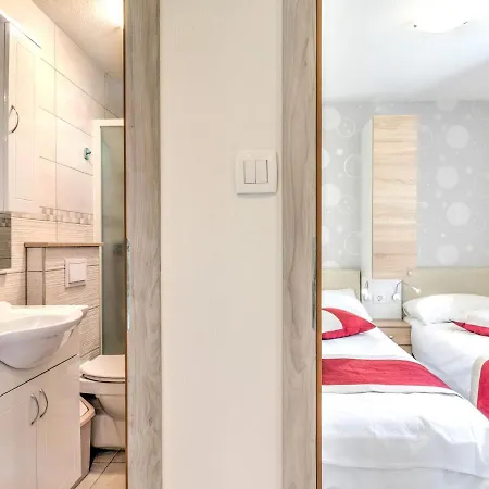 Alluring Mobile In With Swimming Pool Holiday home