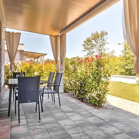 Holiday home Alluring Mobile In With Swimming Pool Banjole