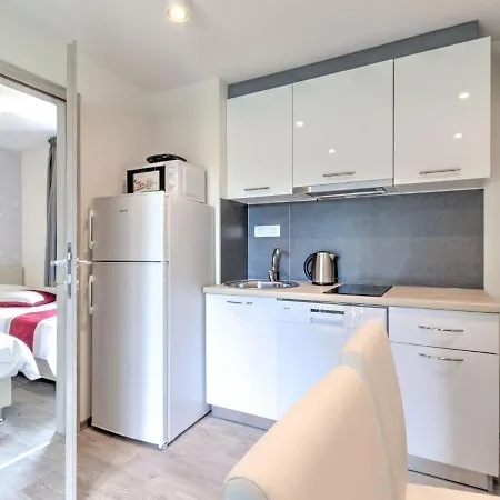 Holiday home Alluring Mobile In With Swimming Pool Banjole