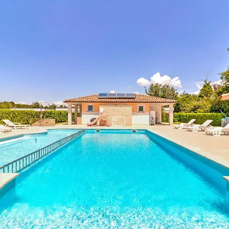 Holiday home Alluring Mobile In With Swimming Pool *
