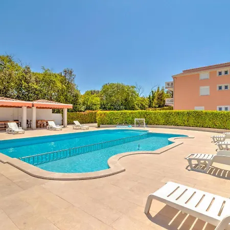 Alluring Mobile In With Swimming Pool Holiday home