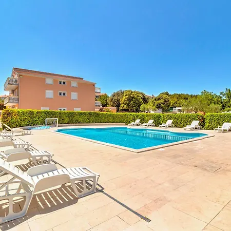 Holiday home Alluring Mobile In With Swimming Pool *