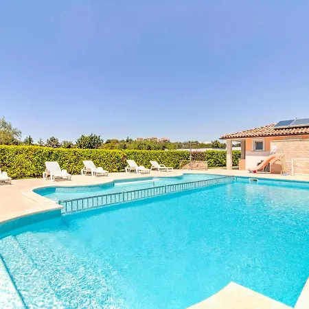 Alluring Mobile In With Swimming Pool Holiday home *