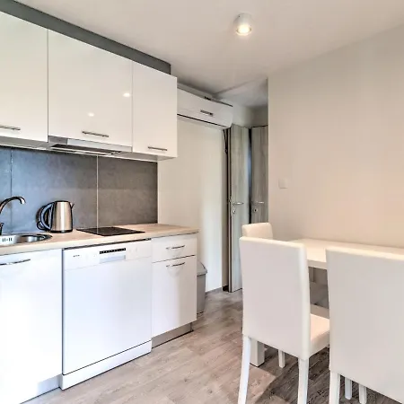Alluring Mobile In With Swimming Pool Holiday home *