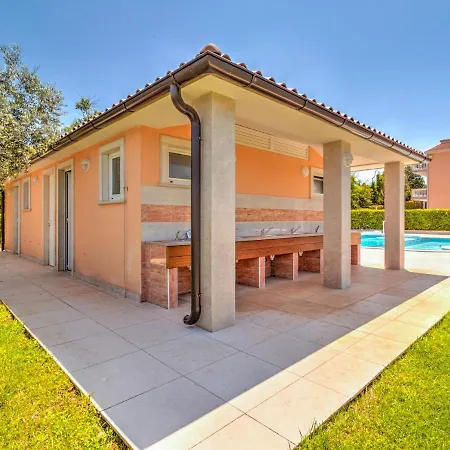 Holiday home Alluring Mobile In With Swimming Pool Banjole