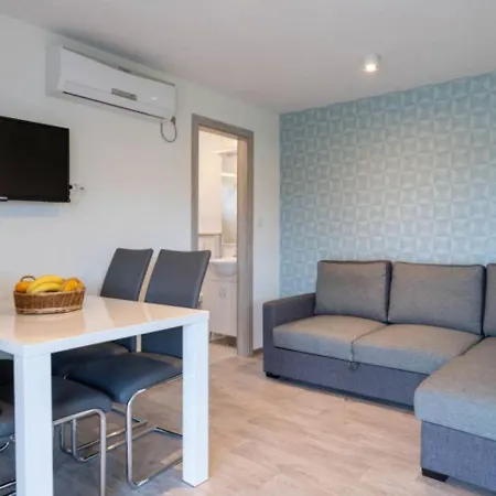 Alluring Mobile In With Swimming Pool Banjole